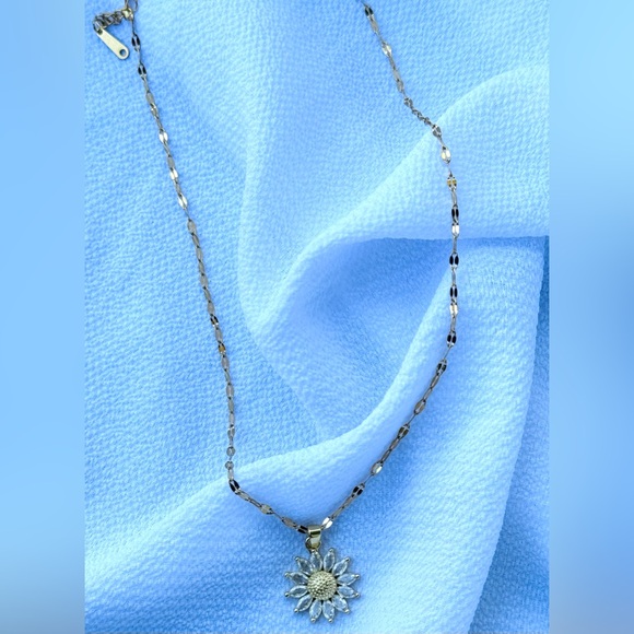 New- 18k Gold Plated Sunflower necklace - Picture 2 of 4